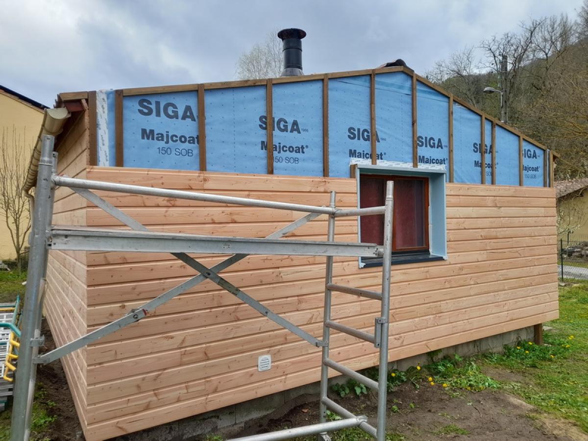 début du bardage en bois de douglas