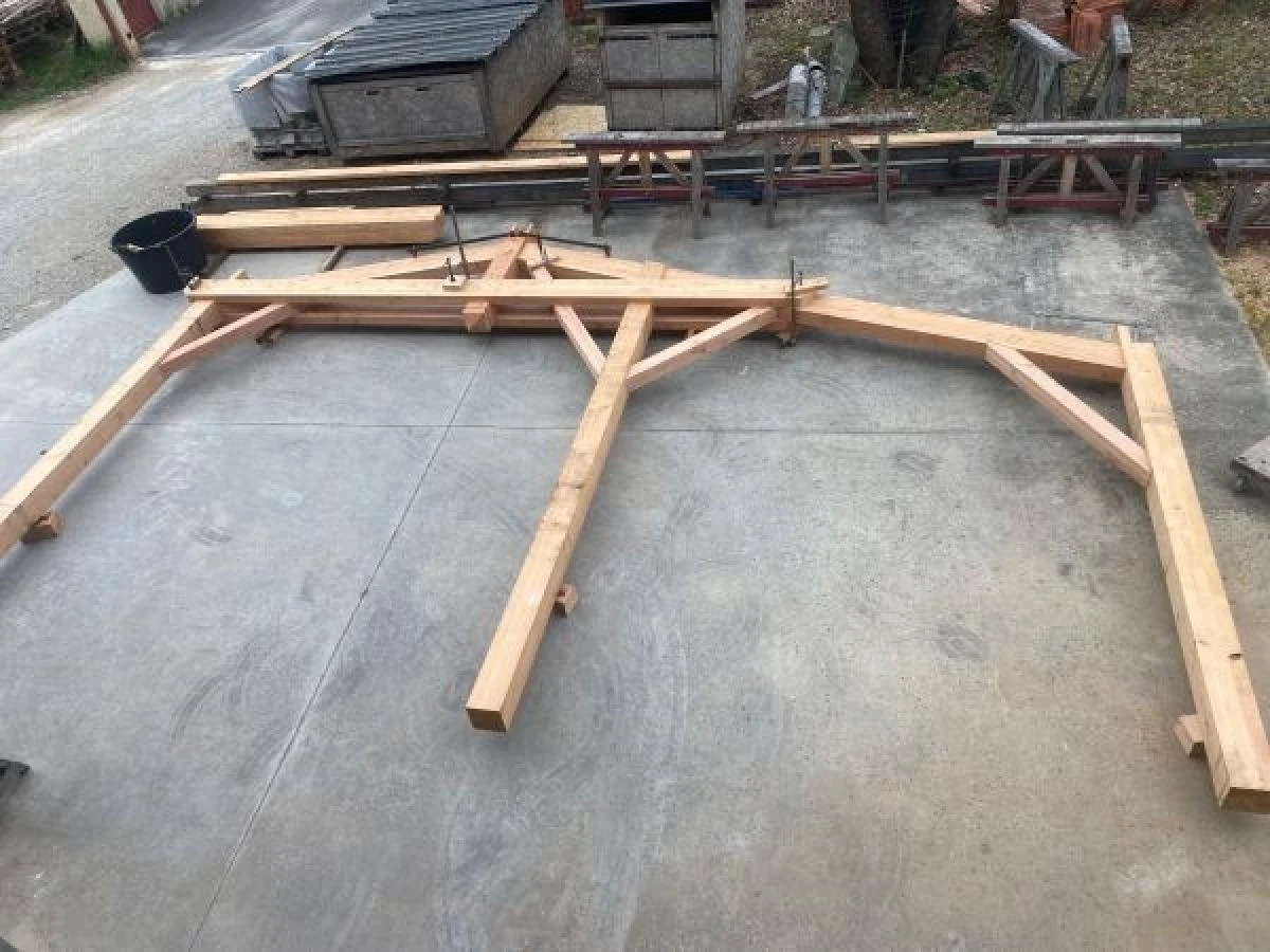 fabrication de la ferme sur poteau à l'atelier