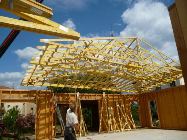 levage de la charpente qui a été assemblée au sol