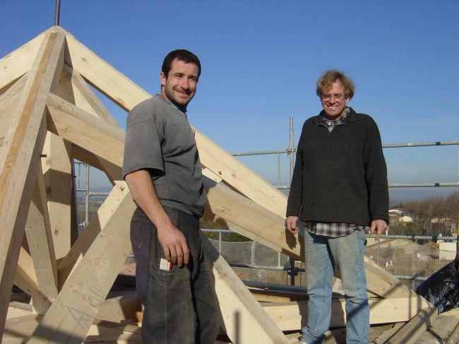 John et Fred sur la charpente du clocher de Vinassan 2002